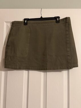 Treasure & Bond Women’s Utility Miniskirt In Olive Kalamata